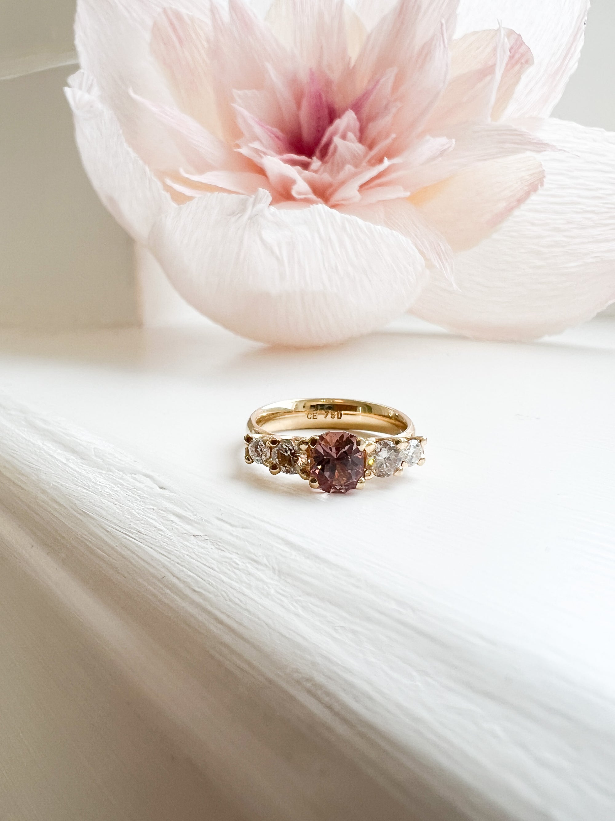 5 stens ring med granat og 4 diamanter