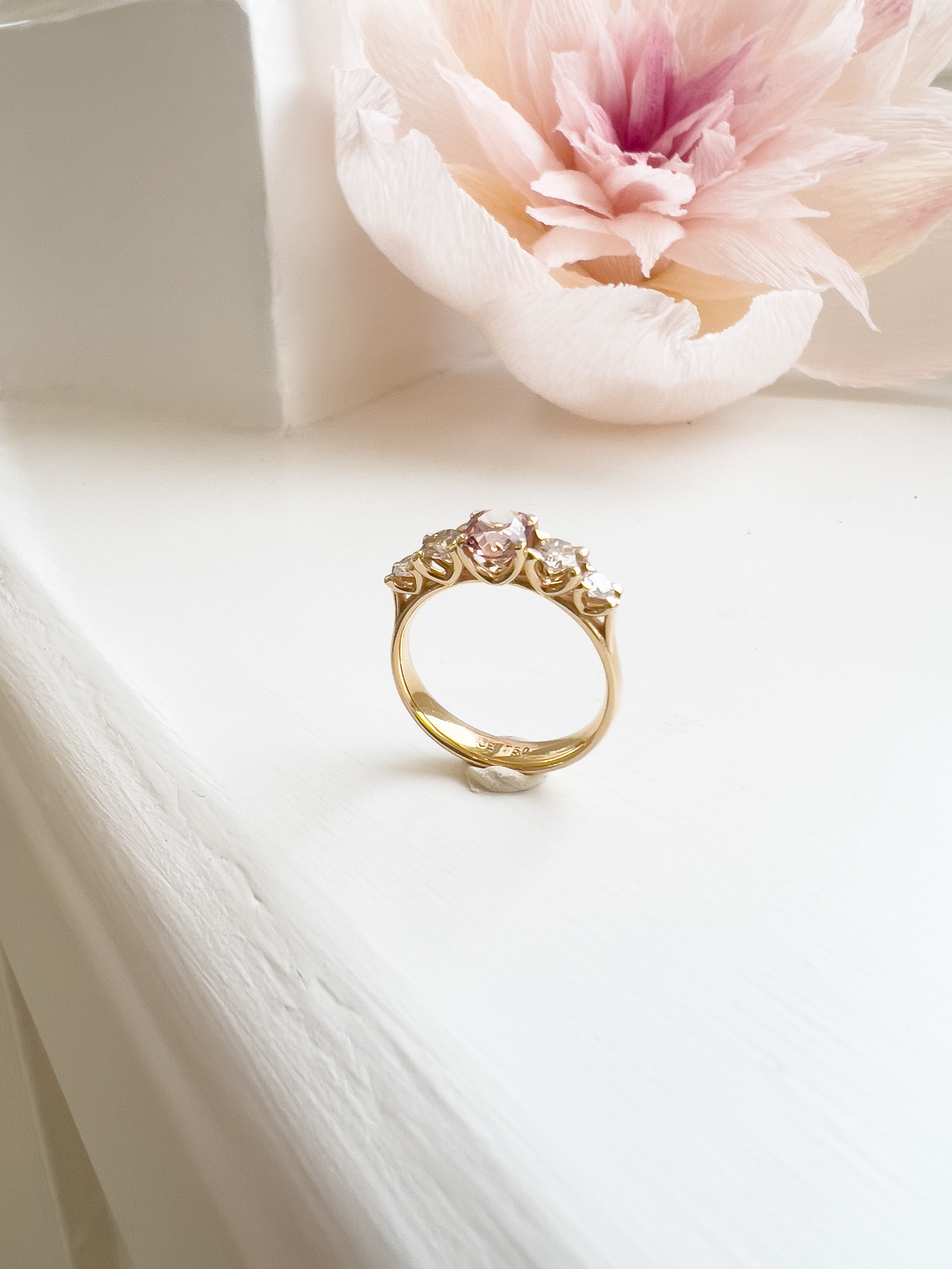 5 stens ring med granat og 4 diamanter