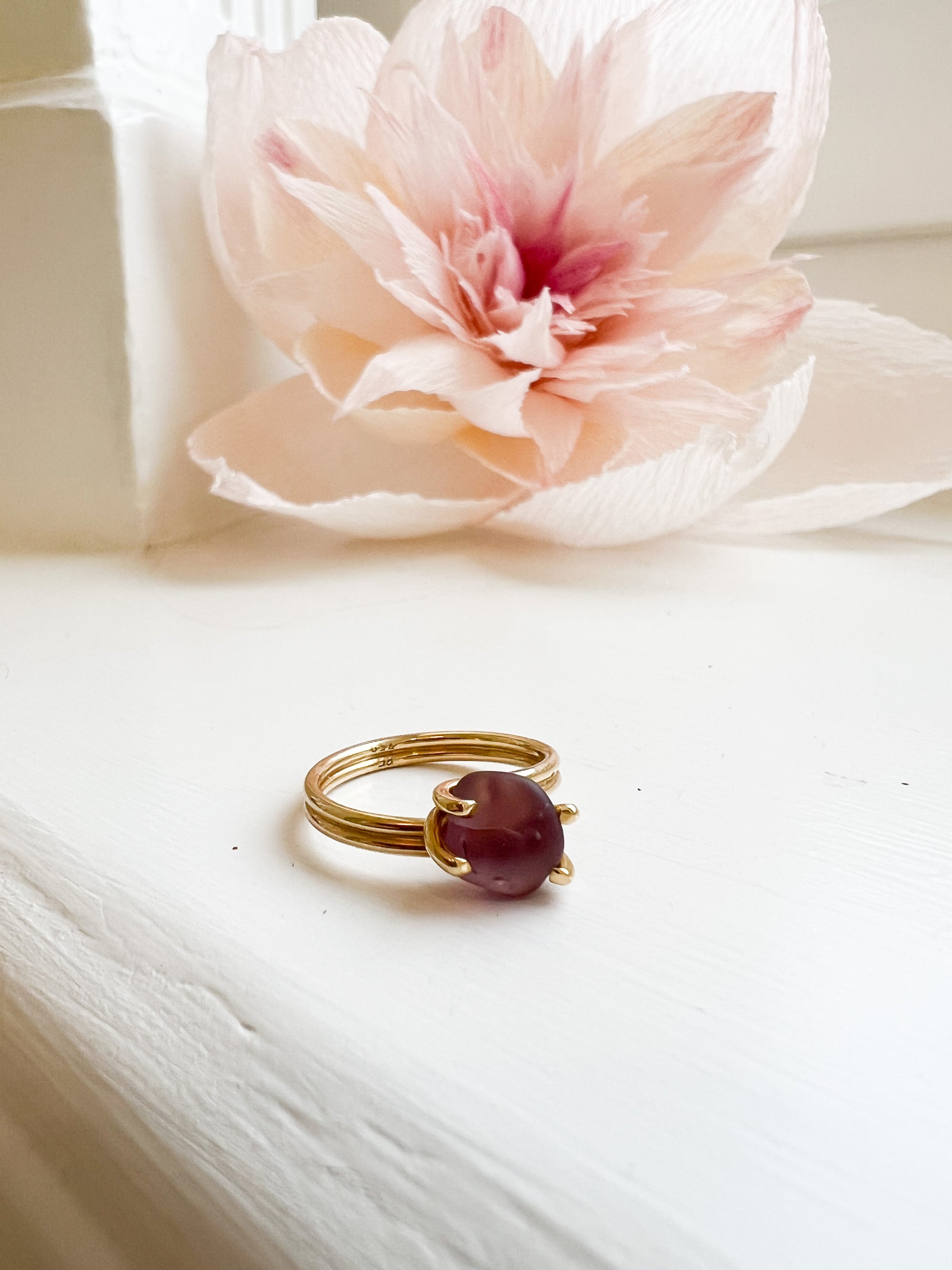 Rå spinel ring i guld