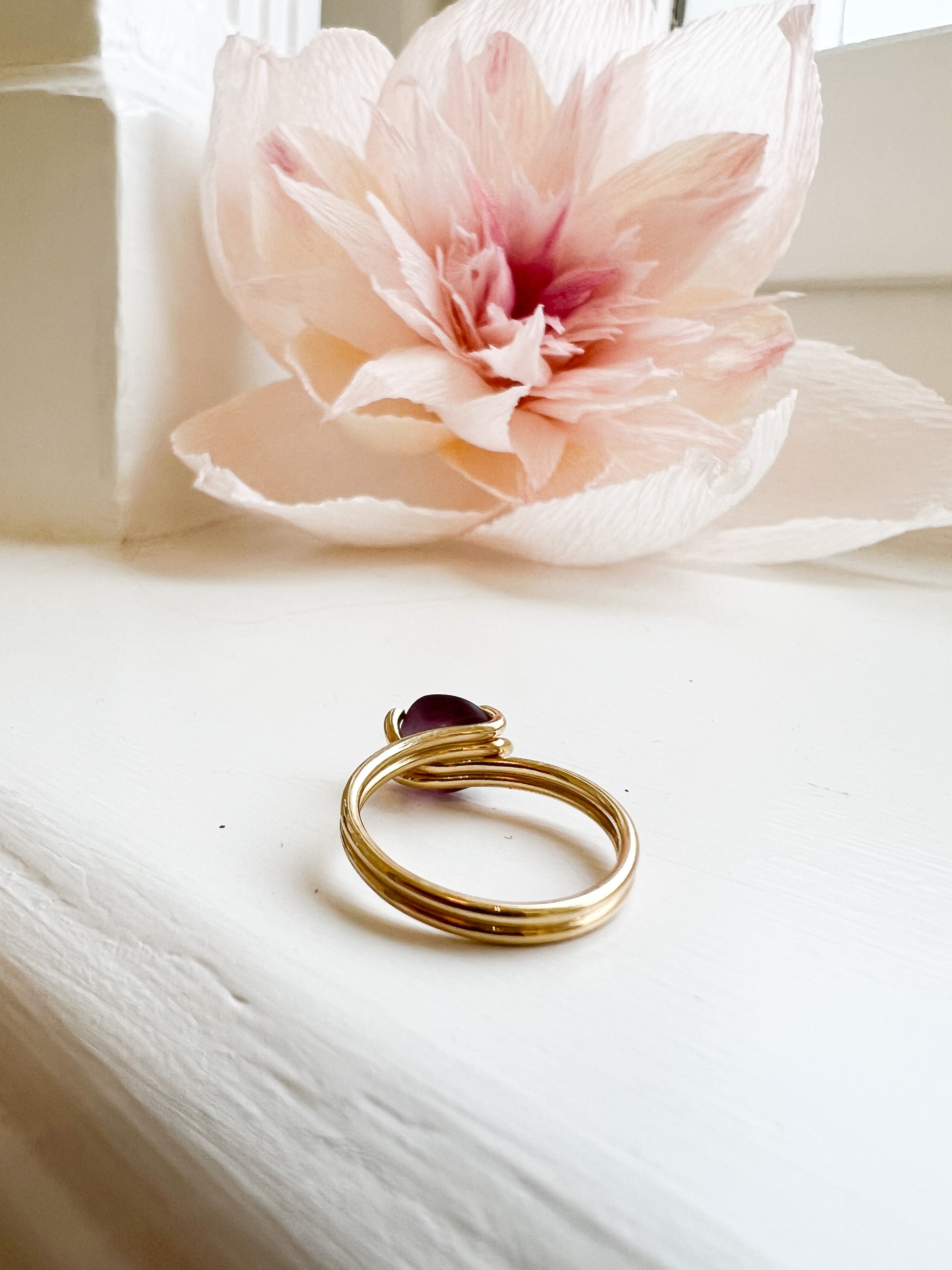 Rå spinel ring i guld