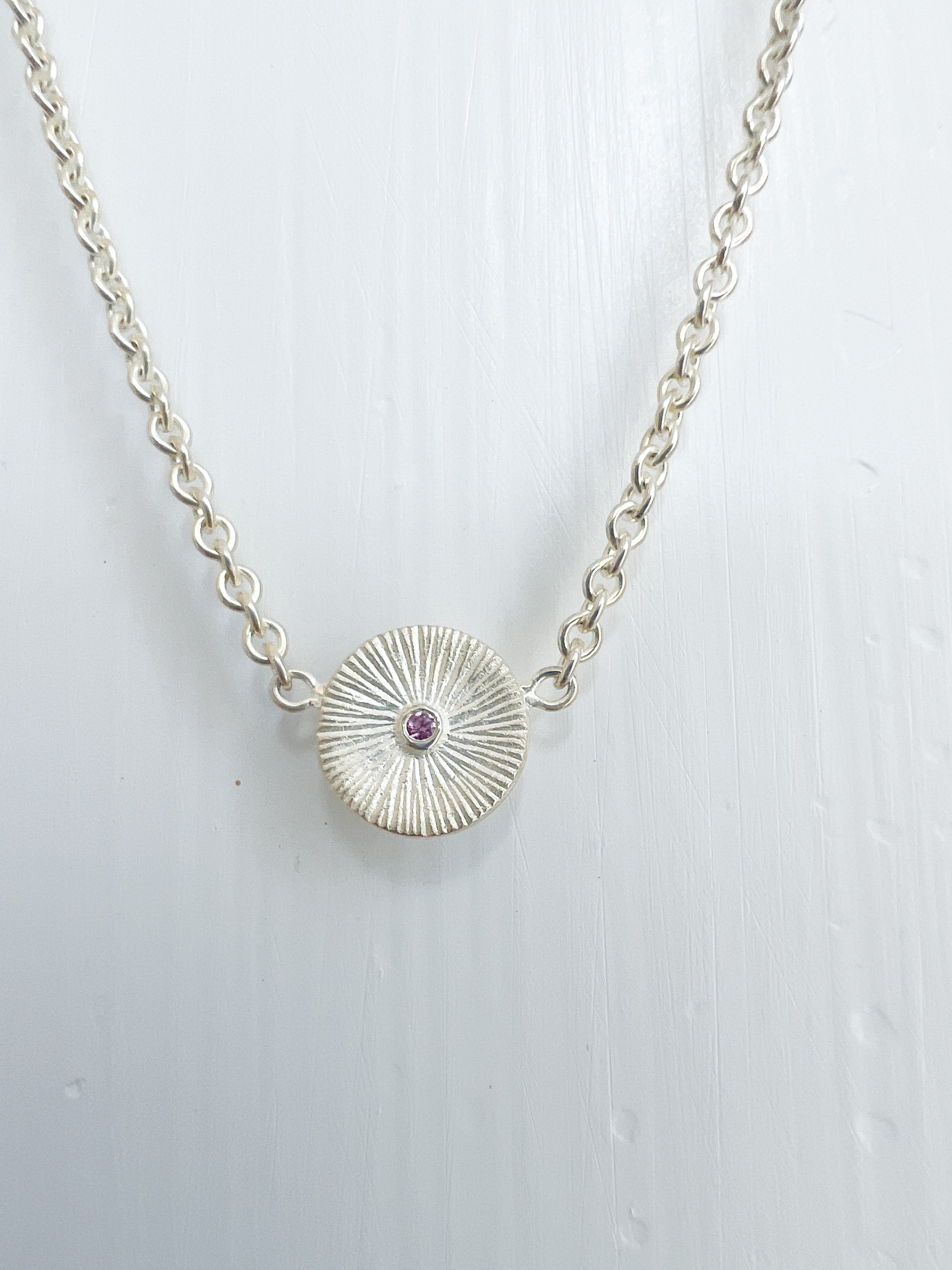 Blomsterhalskæde i sølv med lyserød safir