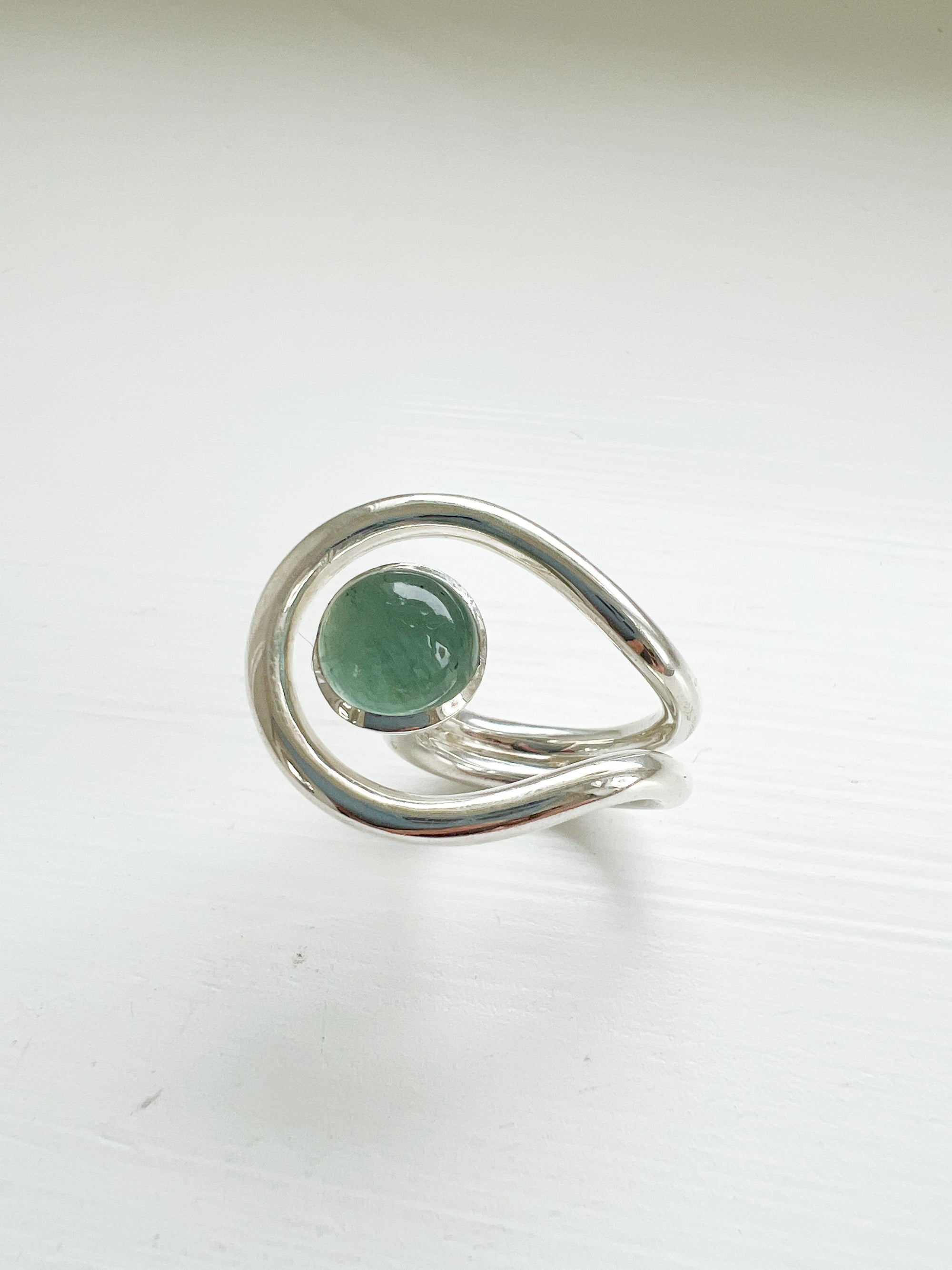 Løkke ring i sølv med grøn beryl