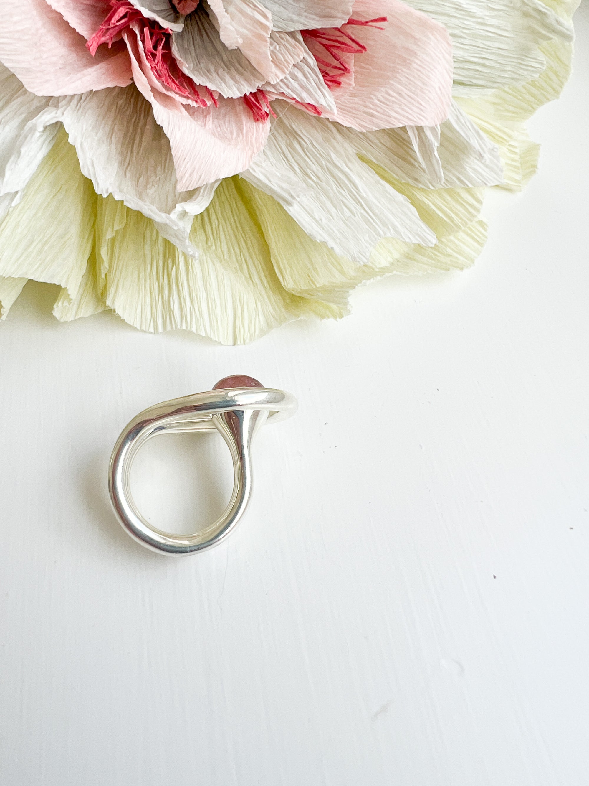 Løkke ring i sølv med lyserød tourmaline