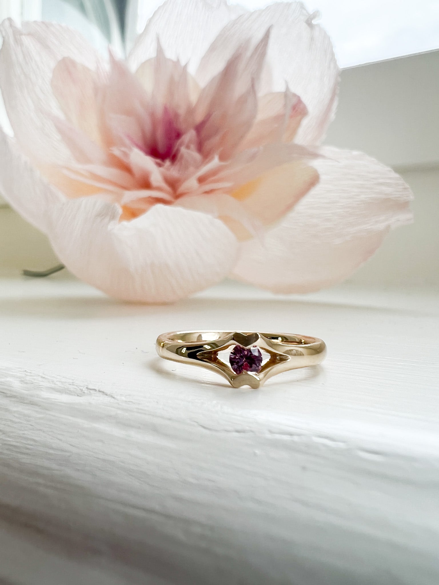 Solitaire ring med lilla spinel